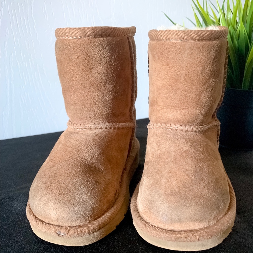 Size 6 ugg boots toddler